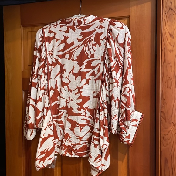 NWT Entro Rust and White Abstract Floral Blouse size small - Picture 7 of 9